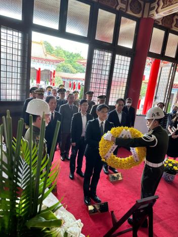 游適銘副秘書長代表蔣市長向歷年烈士獻花
