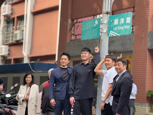 麟洋路揭牌典禮07_校門口設牌區合照