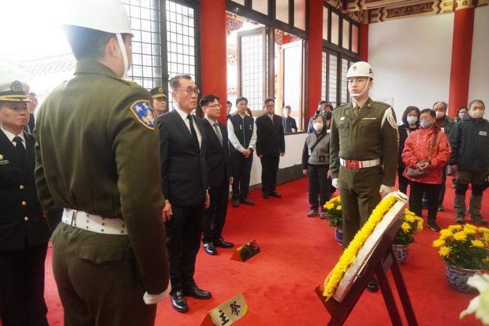 2.李四川副市長代表蔣市長率各界代表向烈士致意