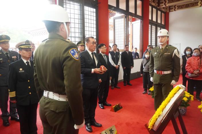 4.李四川副市長代表蔣市長向歷年烈士獻果