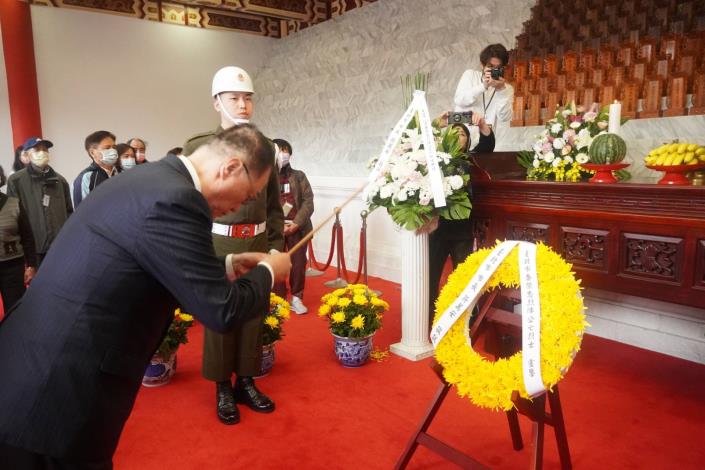 3.李四川副市長代表蔣市長向歷年烈士上香