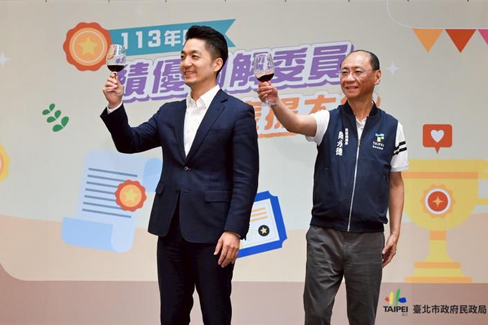 2.市長與局長敬酒