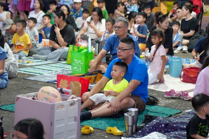 席地而坐悠然自在