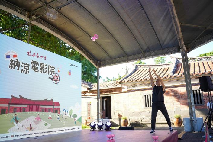 搭建納涼電影院