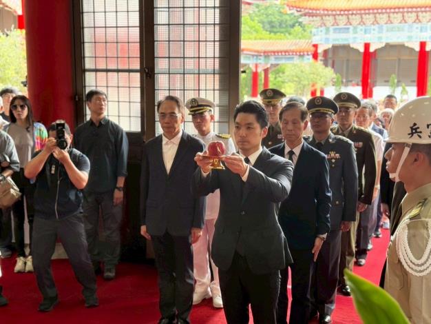 3.蔣市長向歷年烈士獻果