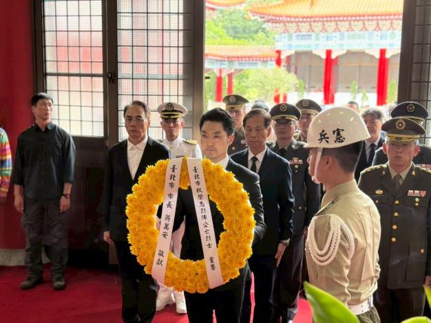2.蔣市長向歷年烈士獻花
