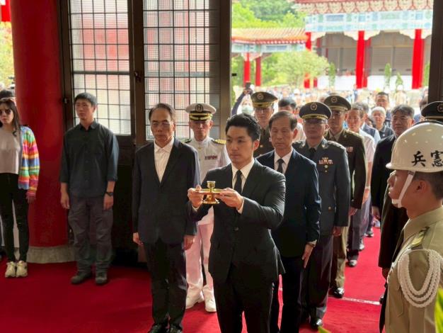 4.蔣市長向歷年烈士獻爵
