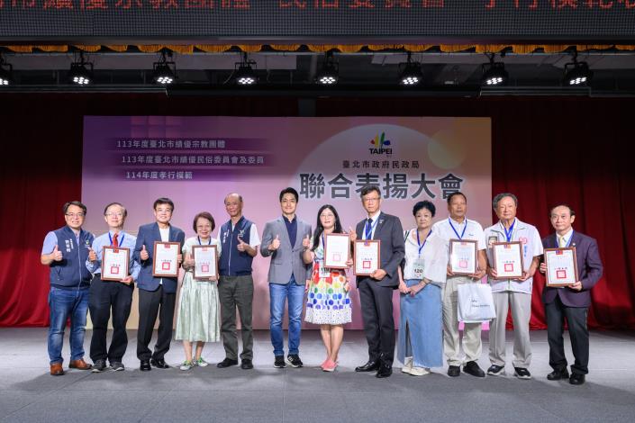 7.市長與萬華區民俗委員會合影