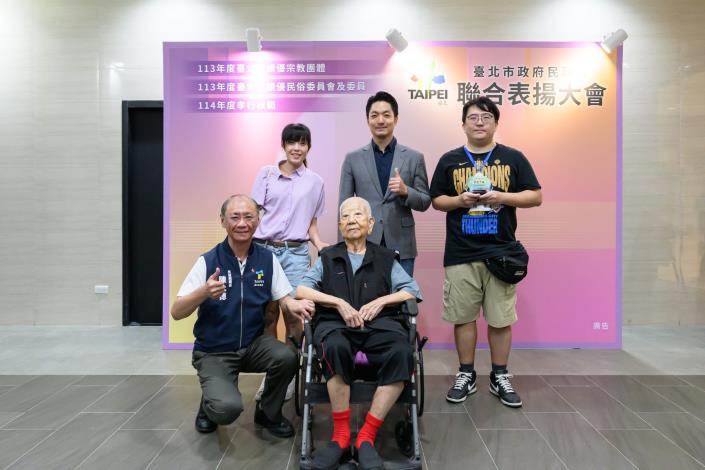 4.市長及民政局局長與孝行模範合影