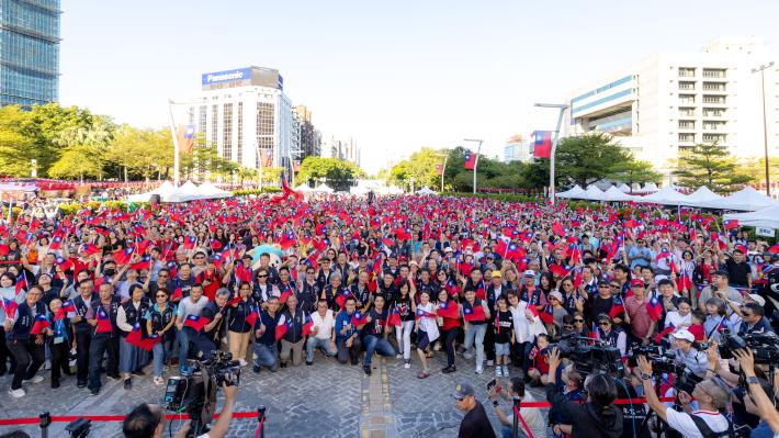 市長與民眾市府廣場升旗典禮合影