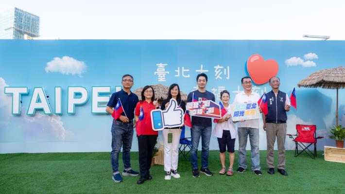 市長與貴賓國慶拍照打卡點合影