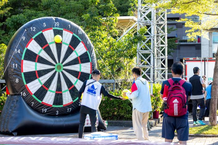 民眾體驗巨型飛鏢運動設備