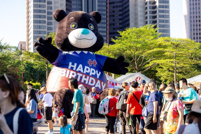 身穿國慶特製衣6公尺高的熊讚