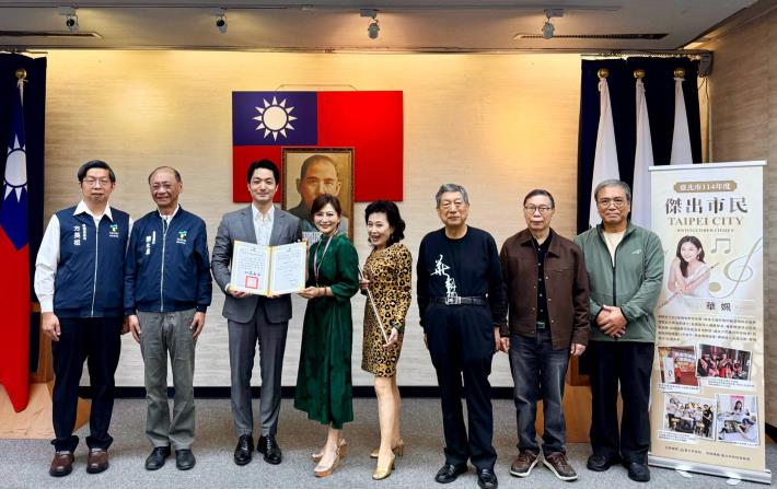 114年度傑出市民及其親友與蔣萬安市長合影 