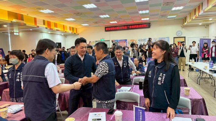 臺北市松山區114年度市長與里長有約正式會_市長向里長致意2