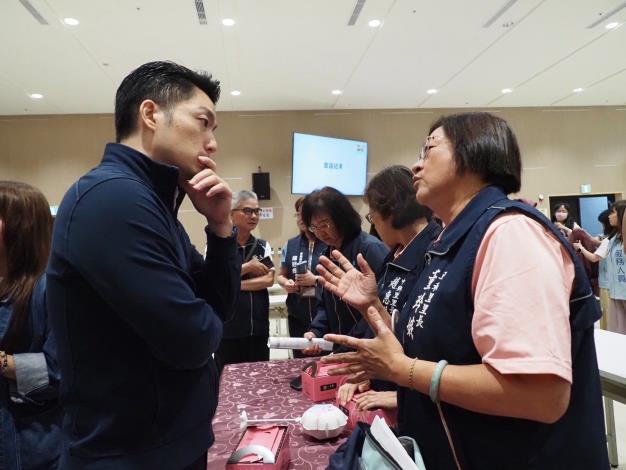 信義區114年度市長與里長有約_市長向里長致意1