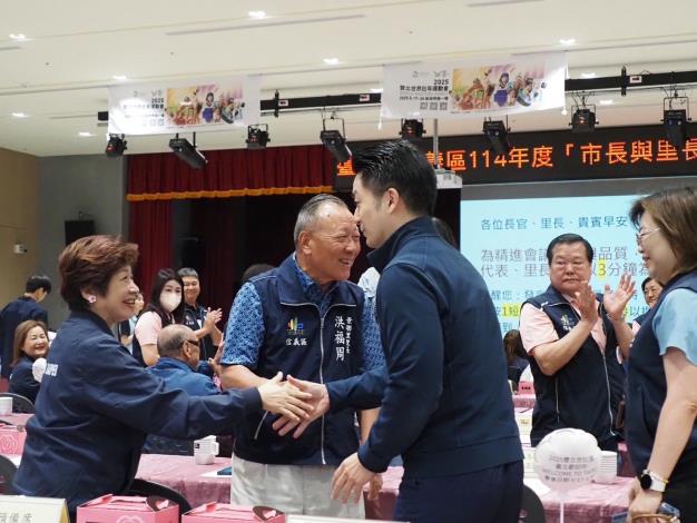 信義區114年度市長與里長有約_市長向里長致意6