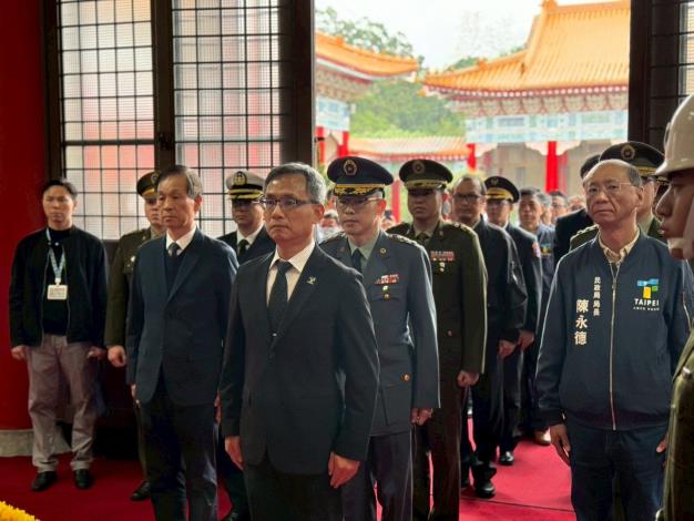 2.張溫德副市長代表蔣市長率各界代表向烈士致意