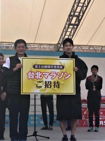 蔡培林副局長頒發臺北馬拉松招待獎