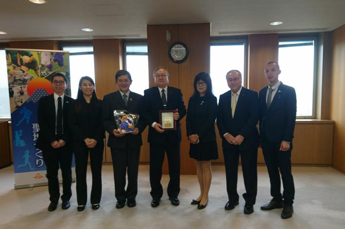 蔡培林副局長與靜岡縣副知事交換紀念品