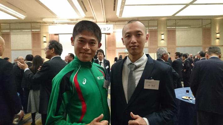 林育宏選手與日本選手川內優輝合影