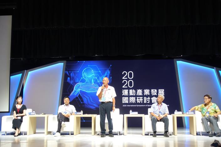 世界健身俱樂部蘇經理(左1)、全真概念健康事業史執行董事(左2)、臺灣體育運動管理學會劉榮譽理事長(中)、臺灣大學朱教授(右2)、首象建築師事務所葉建築師(右1)座談QA.JPG