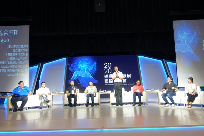 李局長主持後疫時代綜合座談（與談人左起依序為緯來體育台文台長、臺北優力勁聯林首席執行長、中職吳會長、國立體大高教授、台灣鐵人林董事長、Funique VR 睿至鄭創辦人兼執行長、DARTSLIVE TAIWAN 張部長）.JPG