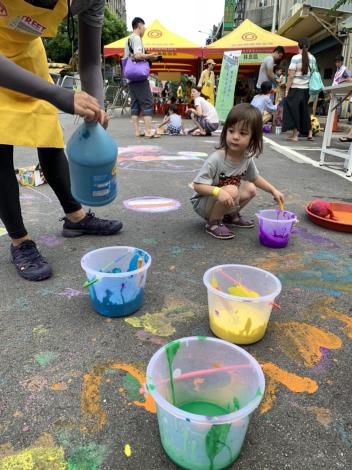 彩繪街道地板顏料色彩豐富  提供孩子自由創作