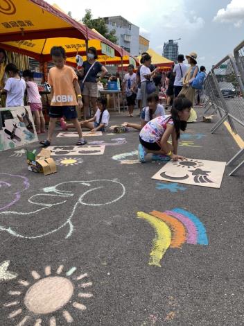 參與活動的孩子們盡情發揮創意彩繪街道地板