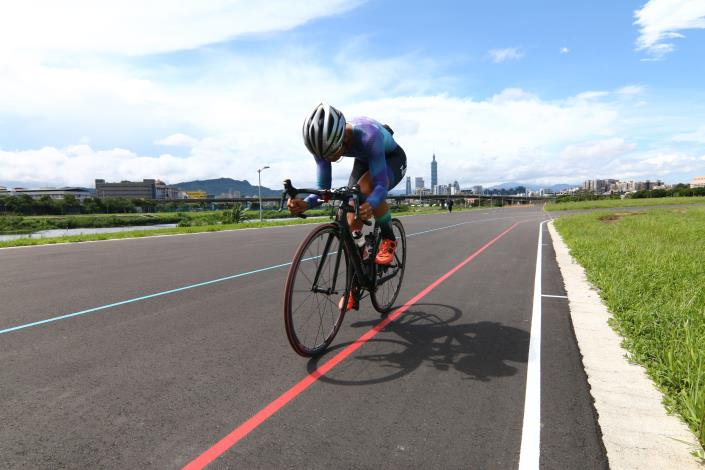 選手於觀山河濱公園自由車練習場賽道練習直線加速.JPG