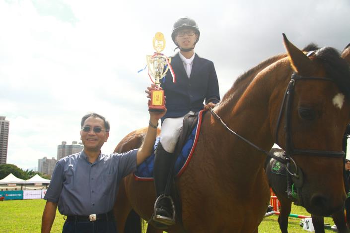 蔡副市長頒發障礙馬術110cm組冠軍予陳育倫選手_
