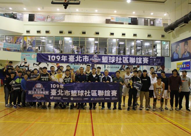 體育局李再立局長、神奇小子羅興樑教練、裁判群等活動人員大合影（男子1至4名、女子1至2名）