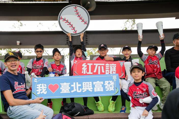 臺北市國小棒球隊前進青埔手拿加油標語支持臺北興富發棒球隊