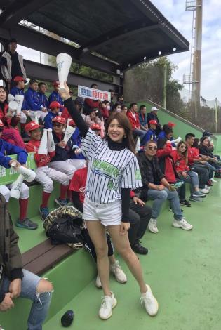 藝人壯壯（中）前進青埔運動公園幫臺北興富發加油