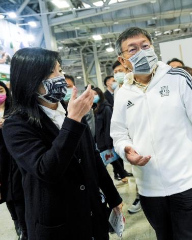 富邦金控資深協理林茂生向柯市長介紹如何透過搭乘大眾運輸、自備或使用環保杯、成績