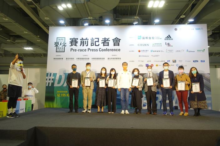體育局李再立局長頒發贊助商感謝狀並與贊助商代表合影.JPG