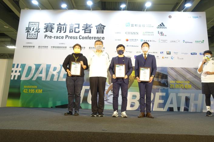柯市長頒發贊助商感謝狀並與贊助商代表合影.JPG