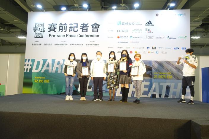 蔡副市長頒發贊助商感謝狀並與贊助商代表合影.JPG