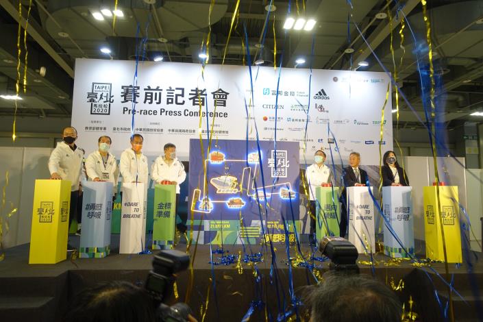 柯市長、蔡副市長、李局長、田徑協會理事長、路跑協會理事長以及頂級贊助商代表合影-臺北馬啟動儀式.JPG