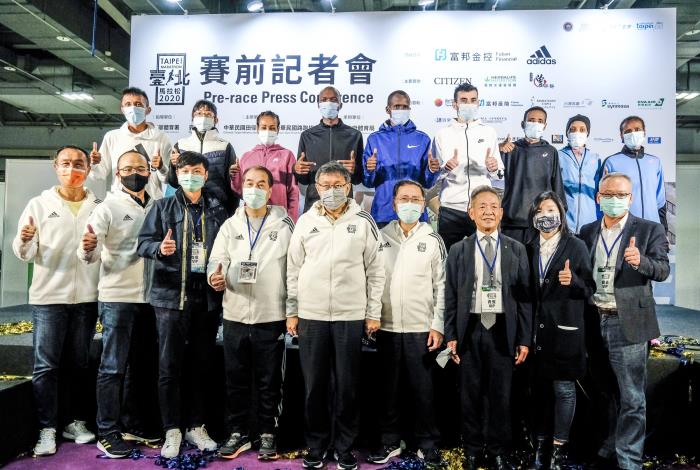 臺北馬拉松主協辦單位及頂級贊助夥伴、交流城市代表桃園市政府體育局局長莊佳佳（前