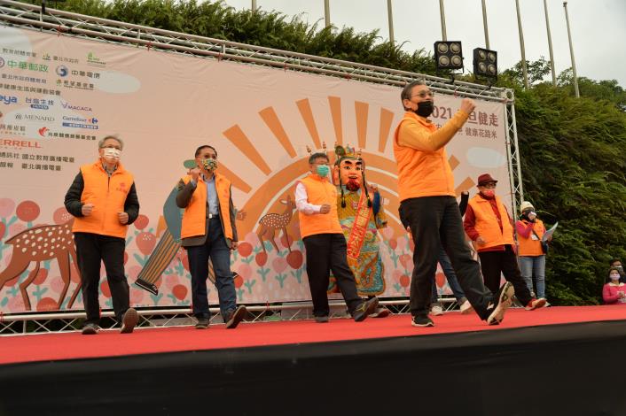 柯市長與貴賓一起作新年健身操.JPG