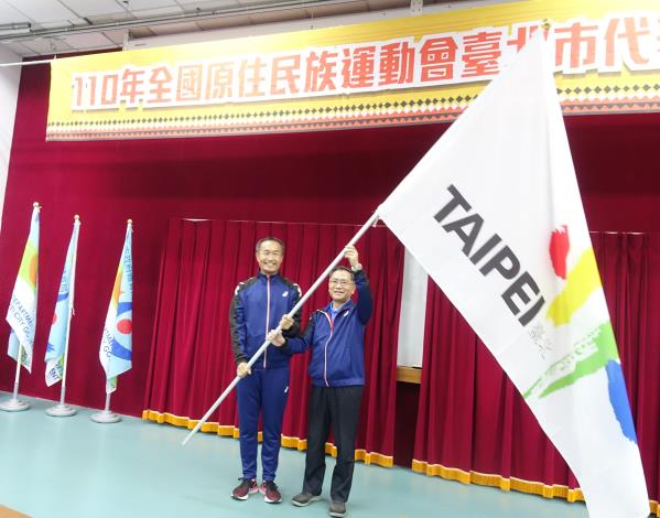 授旗儀式－蔡副市長授旗、李再立局長接旗
