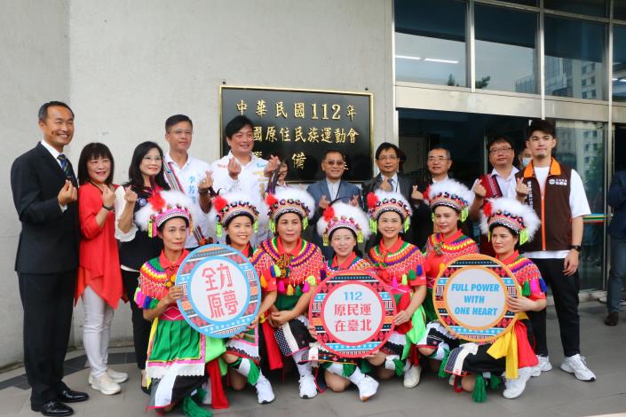 與會貴賓現場揭牌後合影.JPG