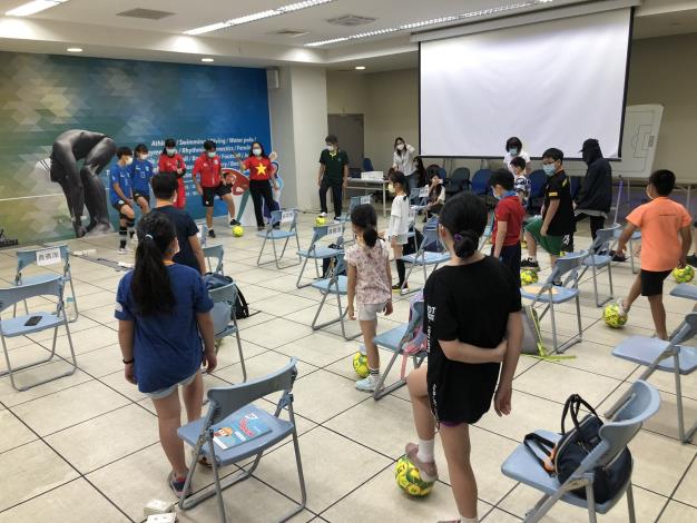 由周台英教練與臺北熊讚女足球員，帶領蔡培林副局長、袁守方科長及全體學員做簡單的球感訓練