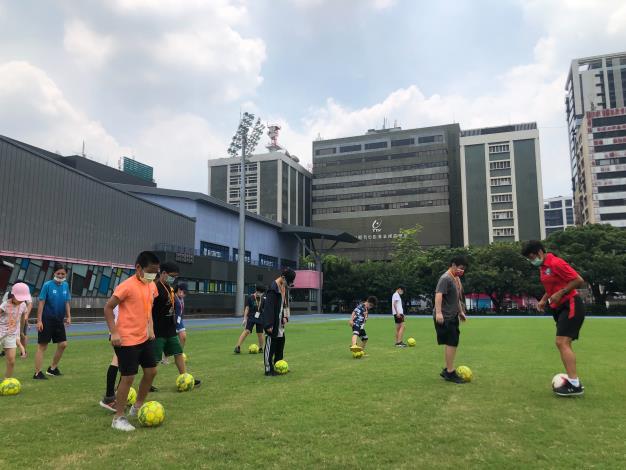由臺北熊讚女子足球隊周台英教練指導球感訓練2