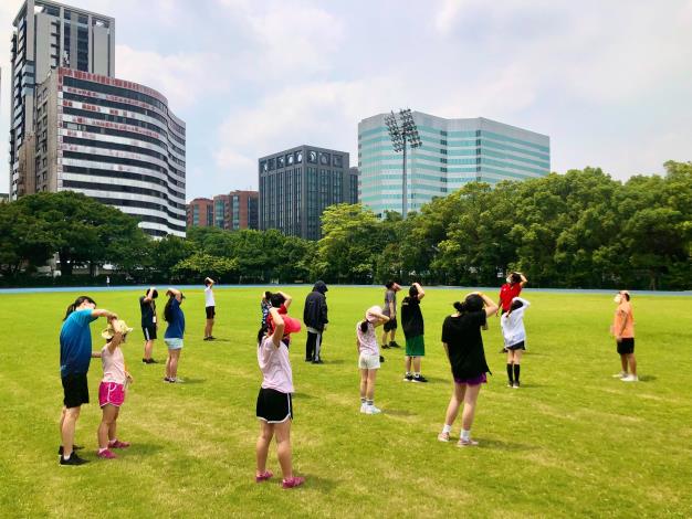 由臺北熊讚女子足球隊周台英教練擔任帶領新住民小朋友一起做暖身操、提醒相關衛教，有效避免運動傷害