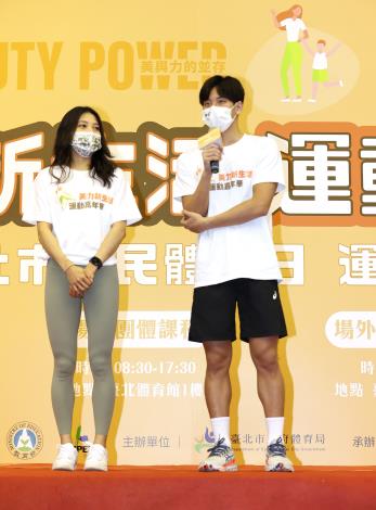 游泳選手王冠閎(右)與擊劍選手(左)分享平時運動訓練的經驗