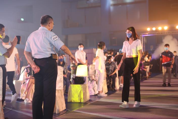 柯市長歡迎有功選手與團體進場1.JPG