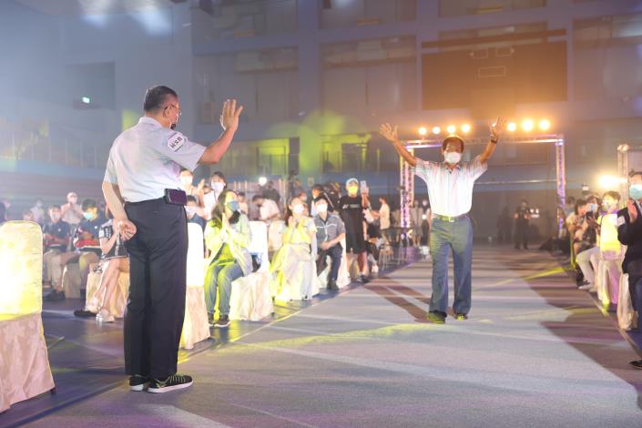 柯市長歡迎有功選手與團體進場2.JPG