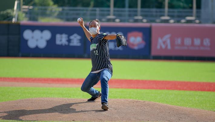 臺北市政府體育局李再立局長帥氣開球